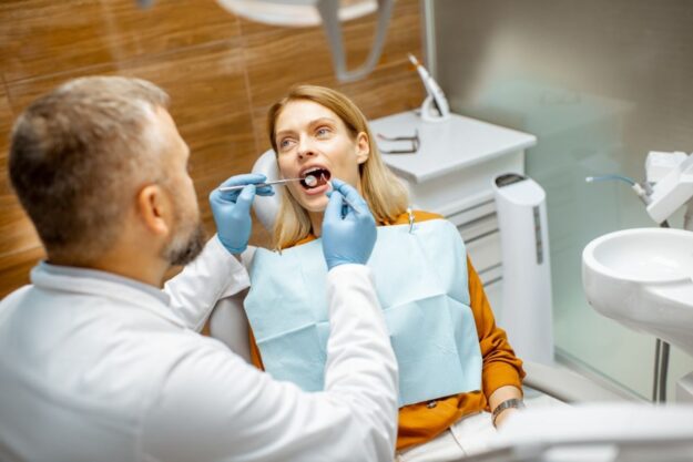 Woman with tooth pain visiting a dentist in Sahuarita.