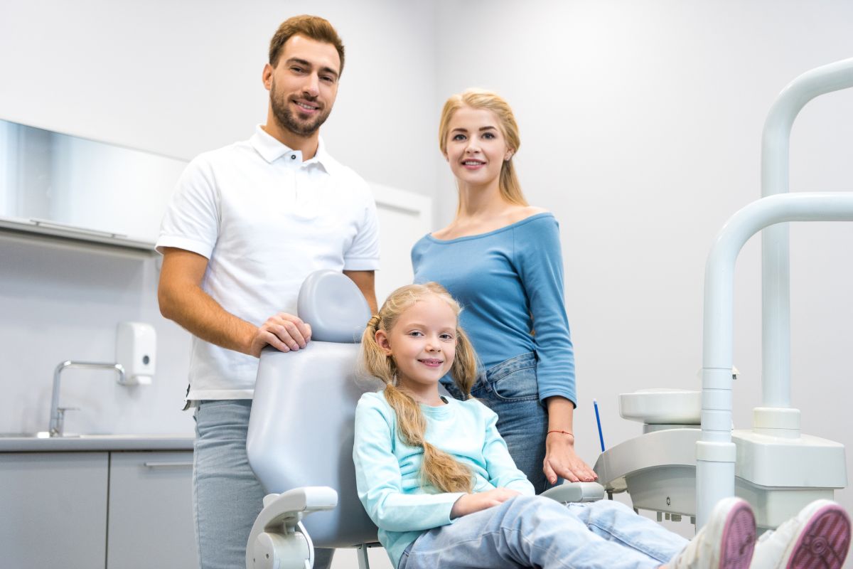 A family visiting a family dentist’s clinic in Sahuarita for routine dental care.